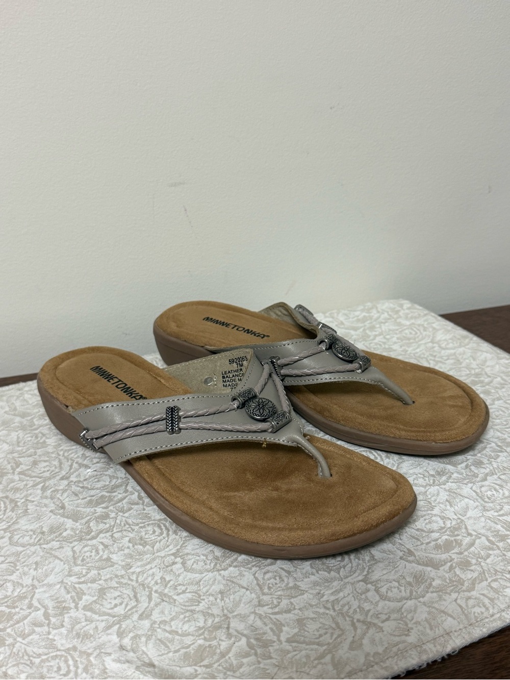 Minnetonka 7M Women's Silverthorne 360 Thong Flip Flop Sandals - Beige